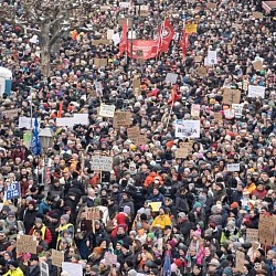 Kundgebung vor 50.000 Menschen